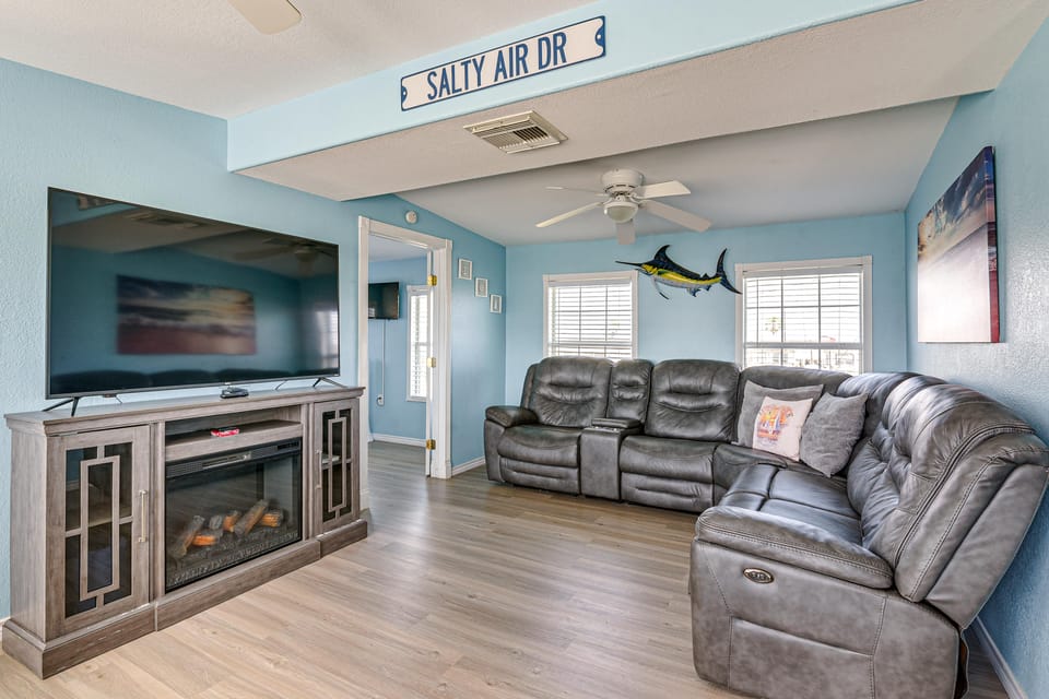 1 Block to Surfside Beach: Home w/ Deck! House in Surfside Beach