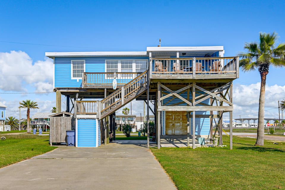 1 Block to Surfside Beach: Home w/ Deck! House in Surfside Beach