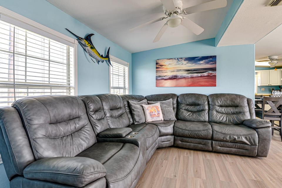 1 Block to Surfside Beach: Home w/ Deck! House in Surfside Beach
