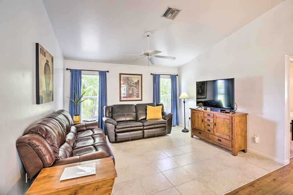 Breezy Cape Coral Oasis, Covered Lanai & BBQ House in Cape Coral