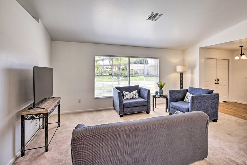 Breezy Cape Coral Oasis, Covered Lanai & BBQ House in Cape Coral