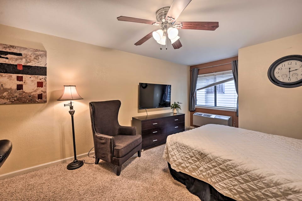2 Blocks to Light Rail: Denver Unit w/ Kitchenette Apartment in Greenwood Village