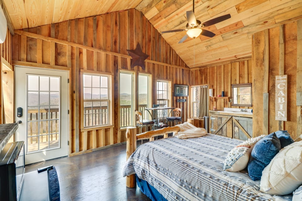 Peaceful ‘Mountain Air’ Getaway w/ Fire Pit! Apartment in Arkansas