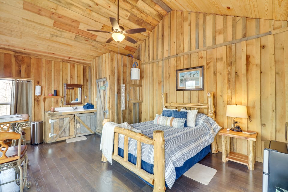 Peaceful ‘Mountain Air’ Getaway w/ Fire Pit! Apartment in Arkansas