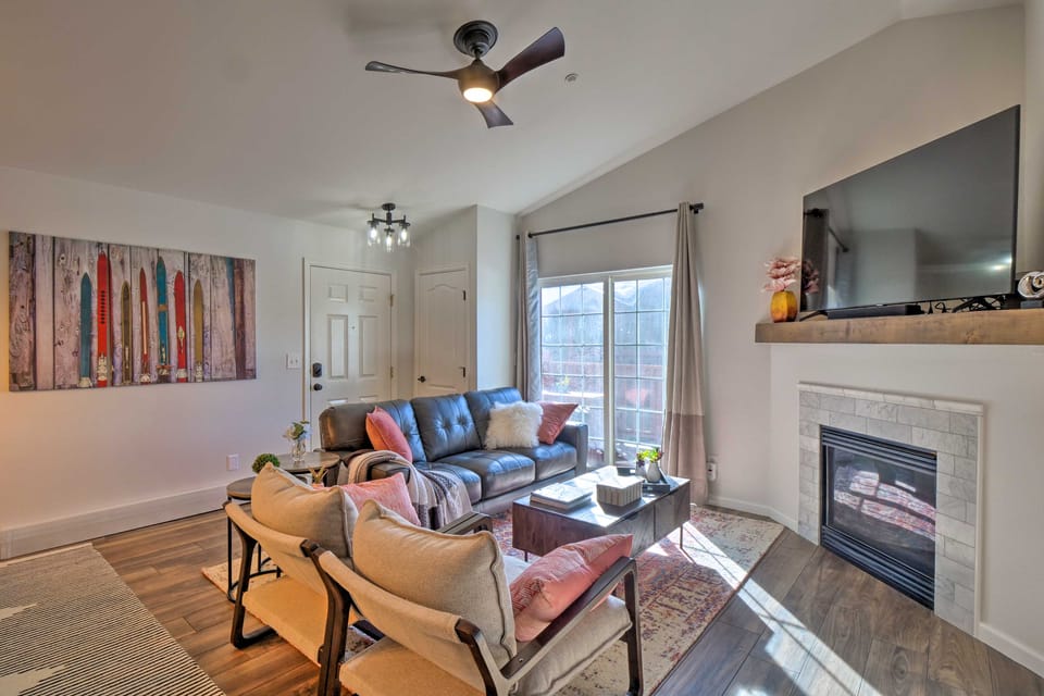Balcony & Hot Tub Access: Modern Breck Escape! Apartment in Breckenridge