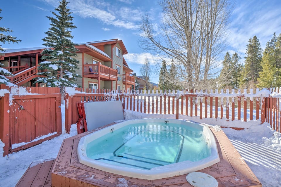 Balcony & Hot Tub Access: Modern Breck Escape! Apartment in Breckenridge