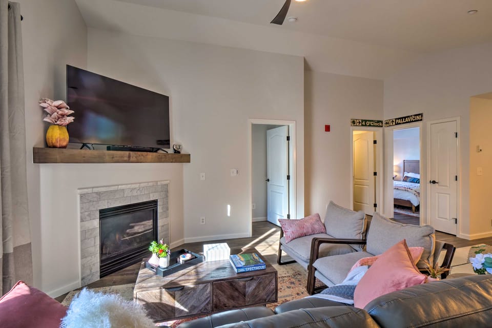 Balcony & Hot Tub Access: Modern Breck Escape! Apartment in Breckenridge