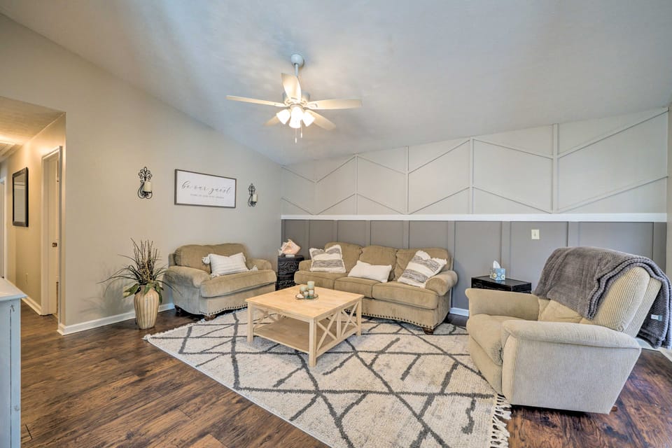 Oak Island Getaway w/ Yard - Walk to Beach! House in Oak Island