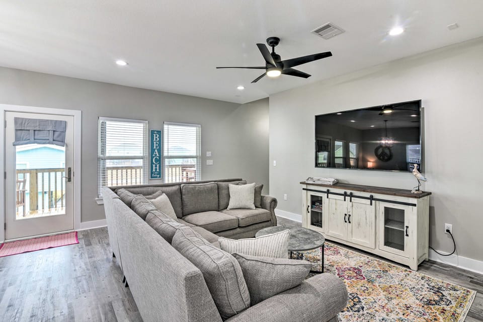 Steps to Gulf: Galveston Gem w/ Boat Launch Access House in Galveston Island