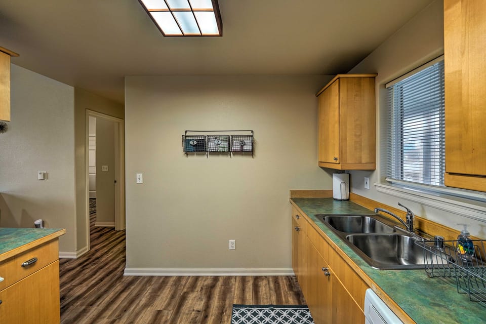 Private Fireplace! Central & Vintage Cottage Apartment in Anacortes