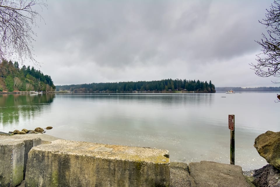 Central 4-Acre Cottage w/ Deck: Walk to Bay! Cottage in Bainbridge Island