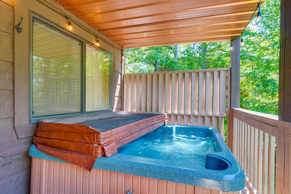 Sevierville Cabin w/ Hot Tub: 5 Mi to Pigeon Forge House in Pigeon Forge