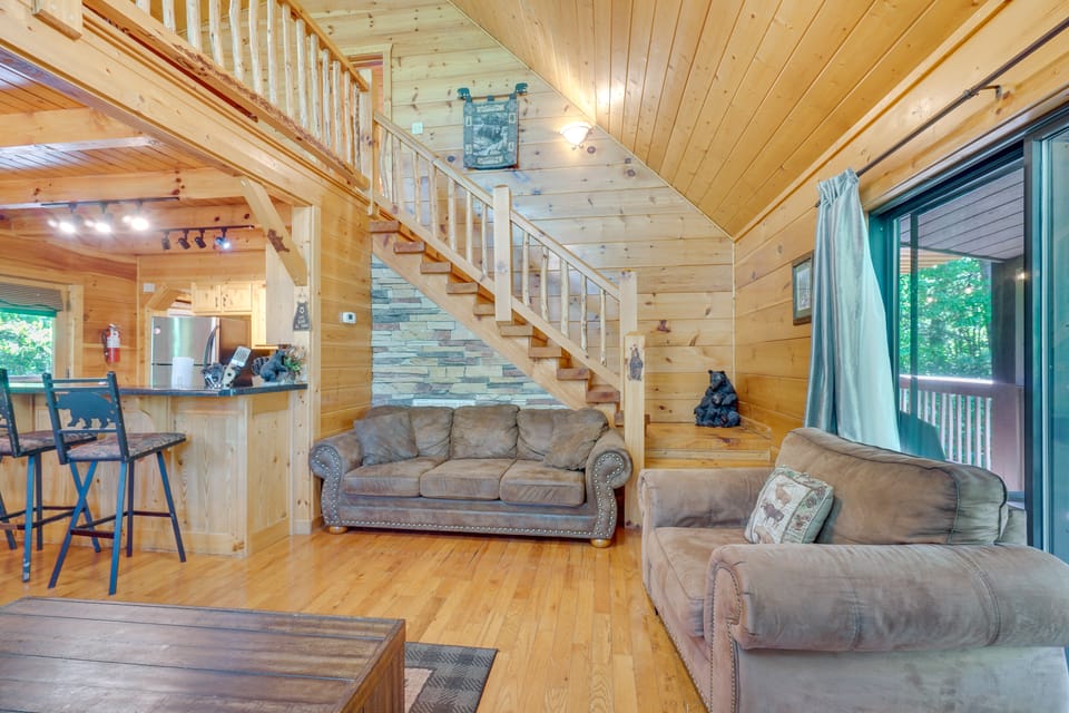 Sevierville Cabin w/ Hot Tub: 5 Mi to Pigeon Forge House in Pigeon Forge