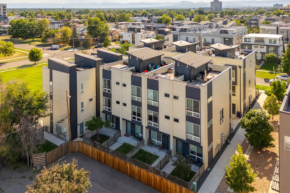 Rooftop Deck & Hot Tub: Walkable Denver Townhome Apartment in Denver