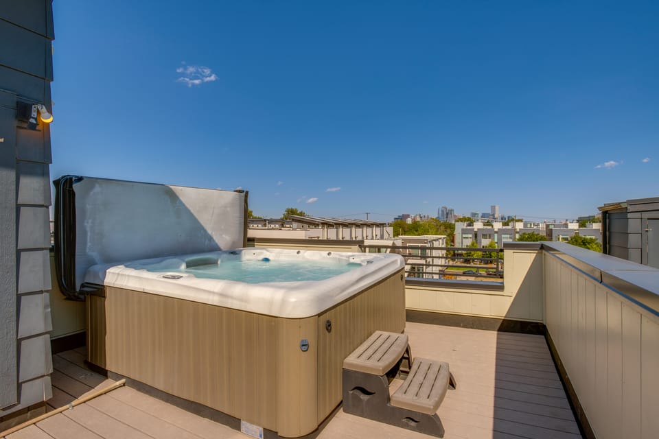 Rooftop Deck & Hot Tub: Walkable Denver Townhome Apartment in Denver
