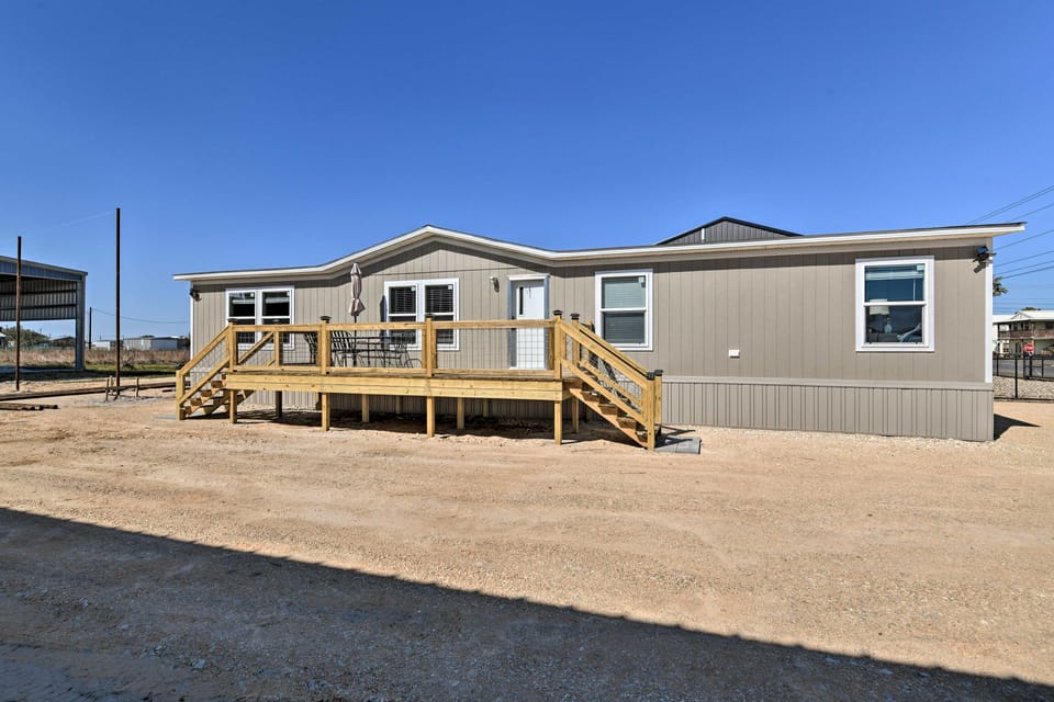 3 Mi to Beach: Home w/ Deck in Port O'Connor! House in Port O'Connor