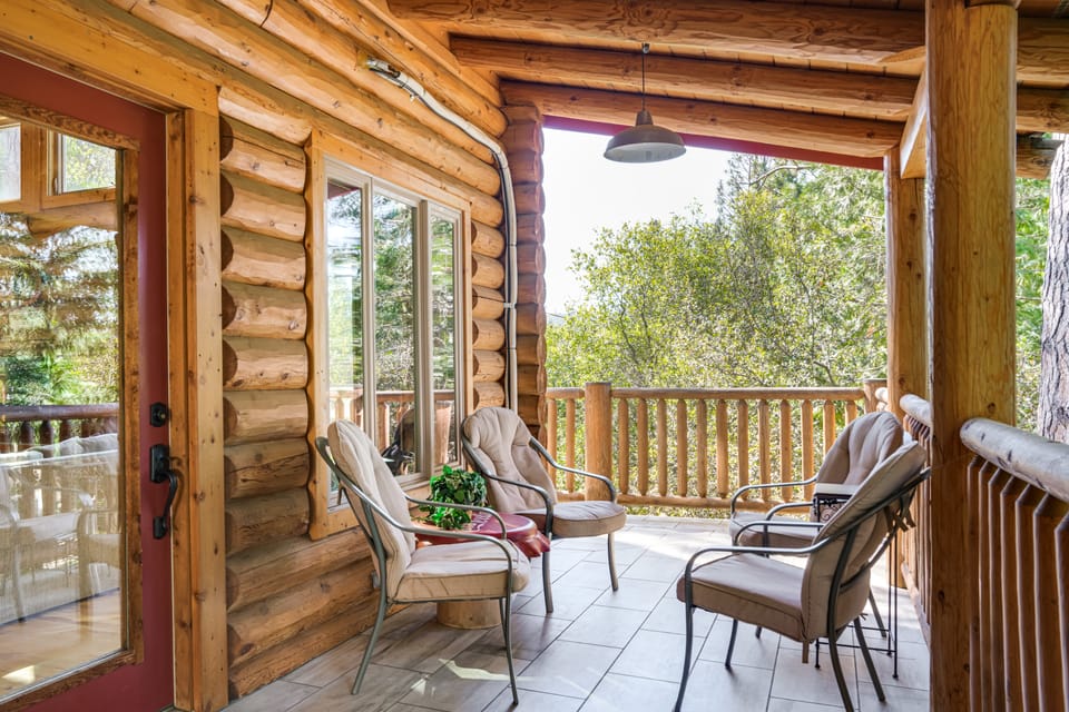 Walk to Pine Mountain Lake: Spacious Family Cabin House in Groveland