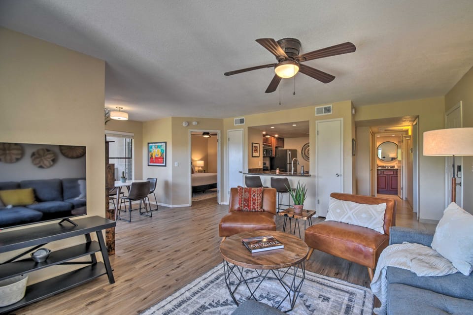 Pool, Golf Course View: Scottsdale Condo Apartment in Phoenix