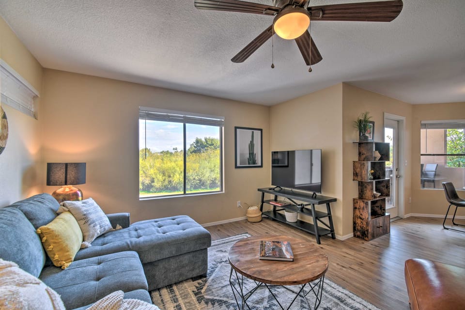 Pool, Golf Course View: Scottsdale Condo Apartment in Phoenix