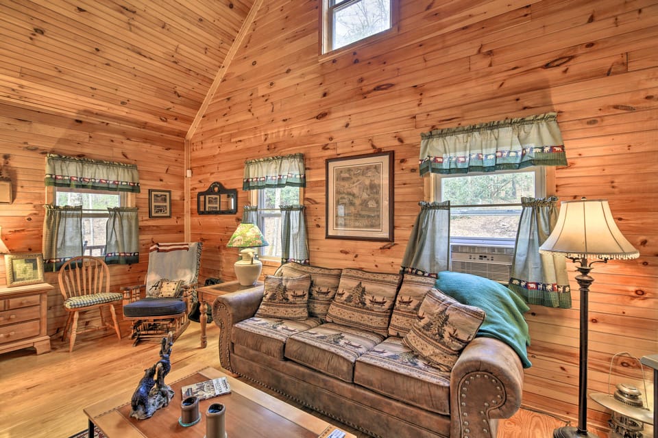 Peaceful Mountain City Cabin w/ Porch & Fire Pit Apartment in Tennessee