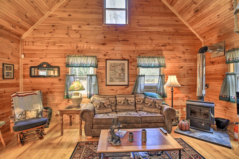 Peaceful Mountain City Cabin w/ Porch & Fire Pit Apartment in Tennessee