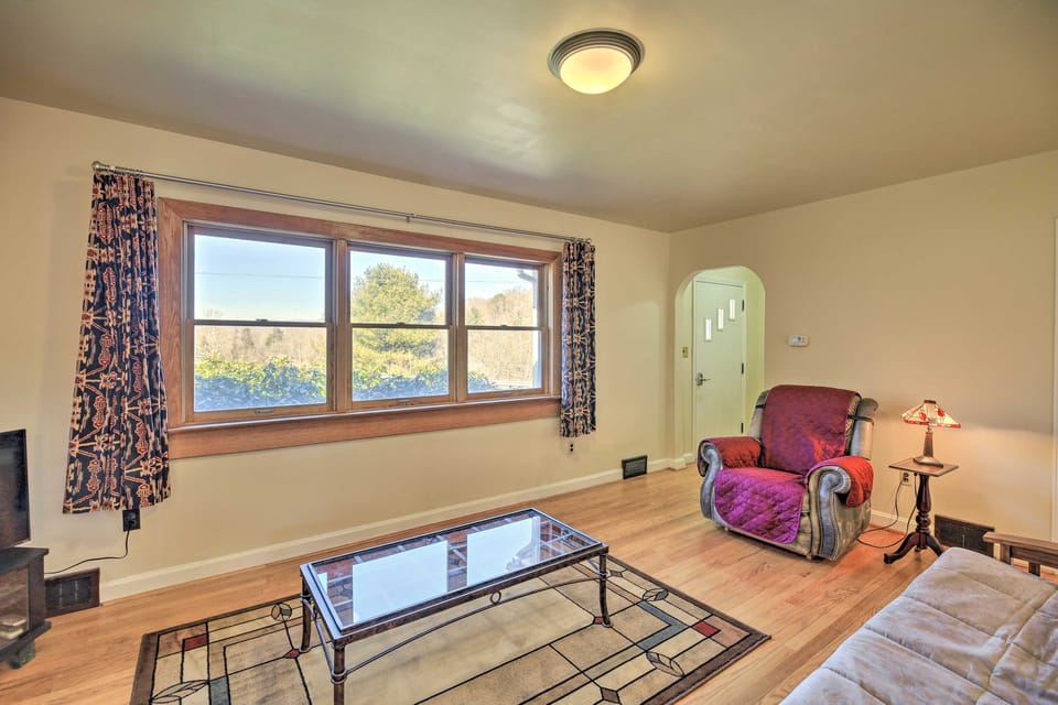 Quaint Creekside Home w/ Spacious Deck & Yard House in Virginia