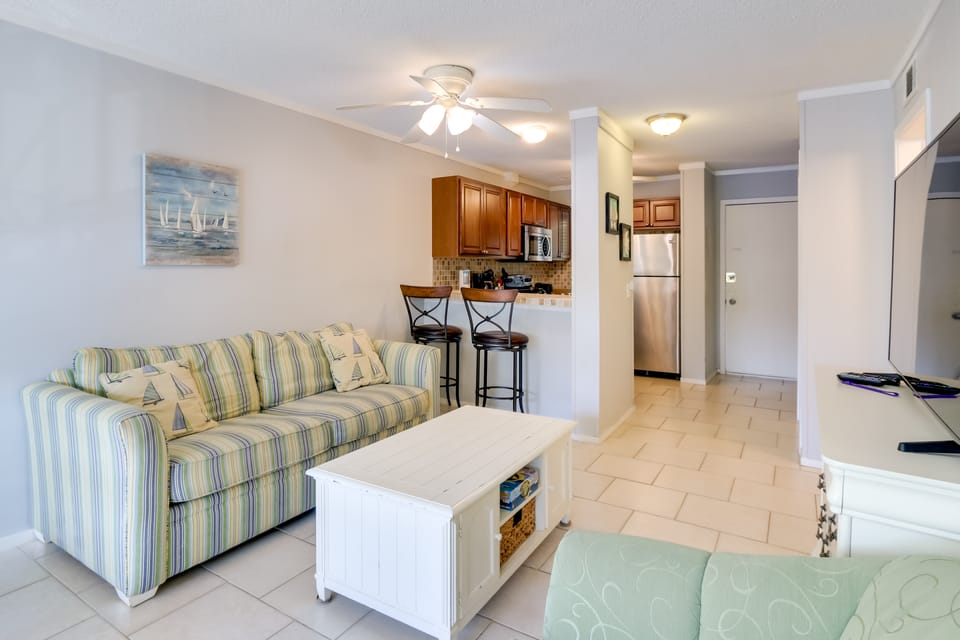 Beachy Getaway w/ Balcony on Hilton Head Island! Apartment in Hilton Head Island