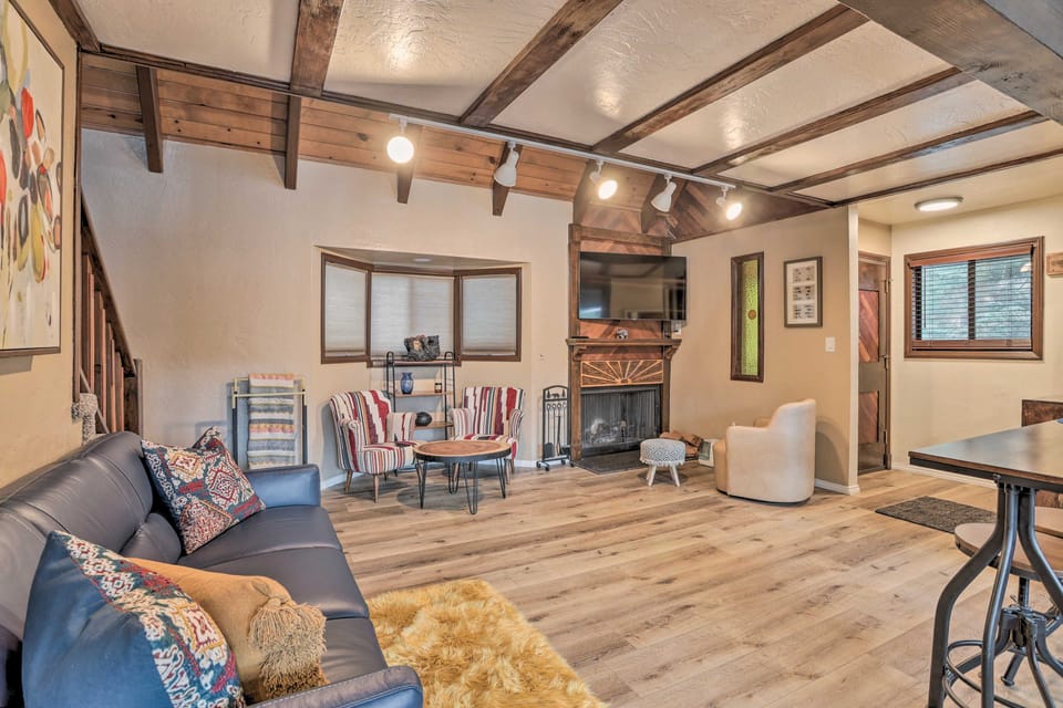 Woodsy Twin Peaks Getaway w/ Hot Tub & Views! House in Lake Arrowhead