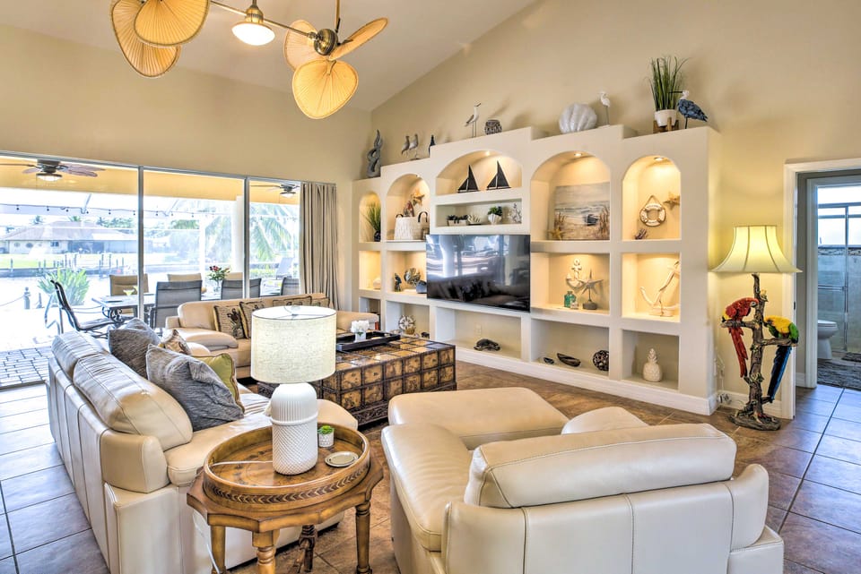Waterfront Pool & Spa: Relaxing Cape Coral Retreat House in Cape Coral