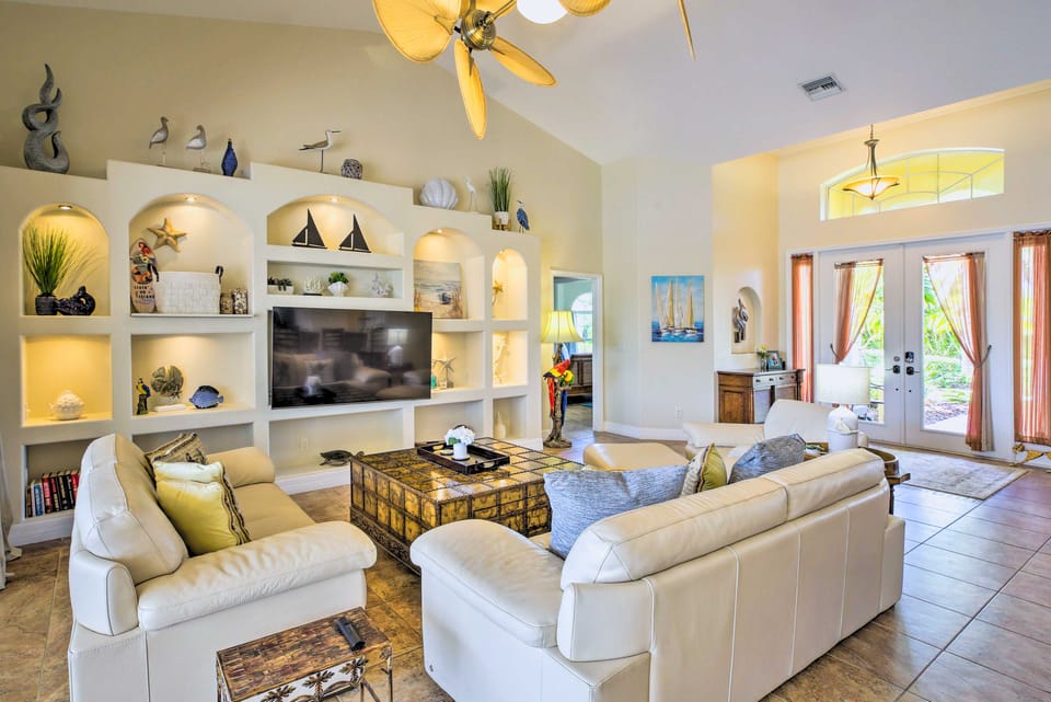 Waterfront Pool & Spa: Relaxing Cape Coral Retreat House in Cape Coral