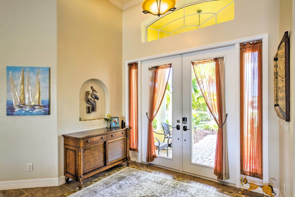 Waterfront Pool & Spa: Relaxing Cape Coral Retreat House in Cape Coral