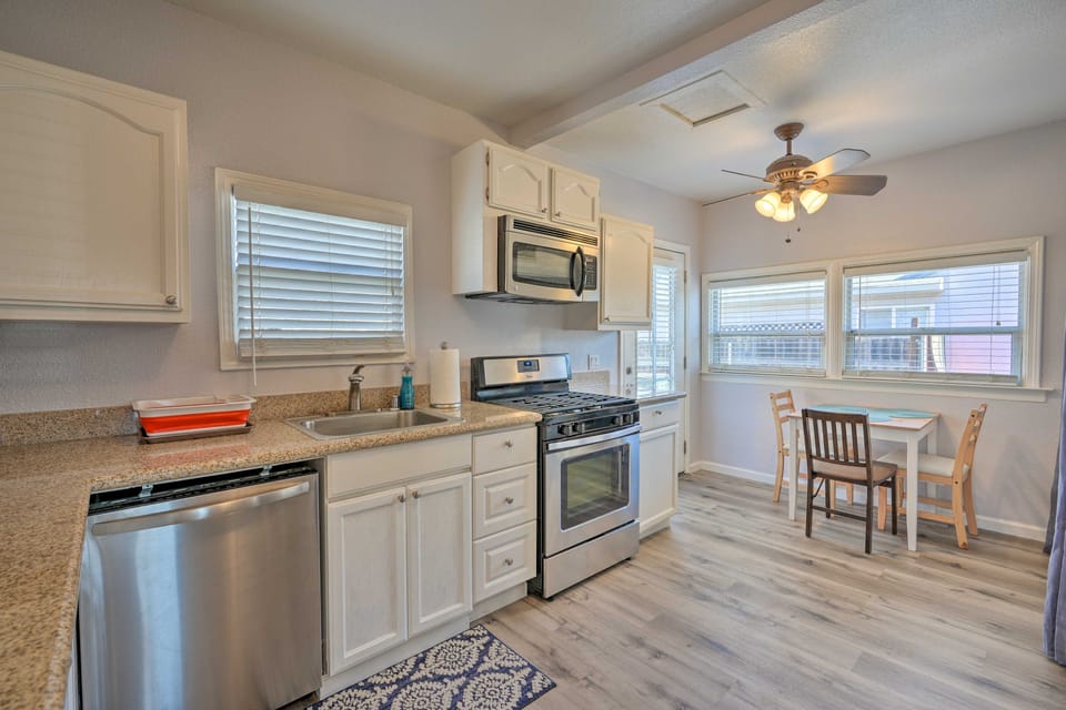 Pet-Friendly Sacramento Home ~ 5 to Downtown! House in Tahoe Park