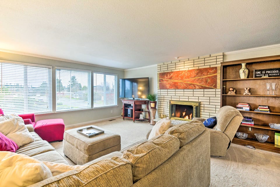 Spacious Tacoma Getaway: 2 Mi to Old Town! House in Tacoma