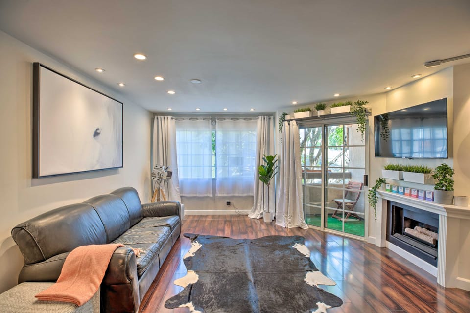 2 Mi to Griffith Park! Burbank Extended-Stay Condo Apartment in Burbank
