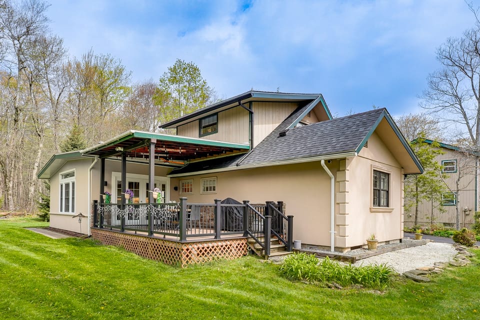Poconos Cottage w/ Sauna ~ 10 Mi to Camelback! Cottage in Coolbaugh Township