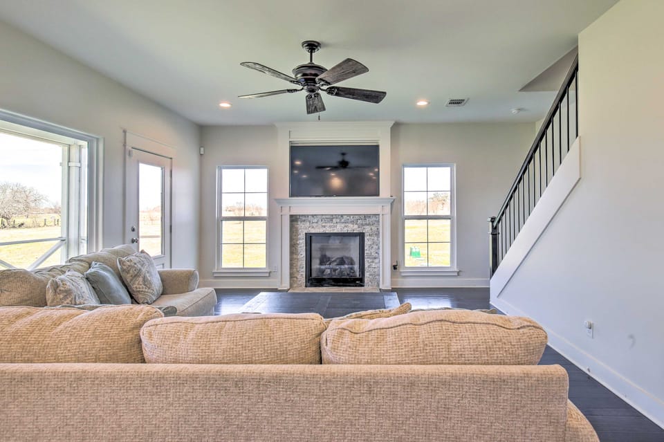 Spacious Texas Getaway w/ Fire Pit & Pond! House in Texas