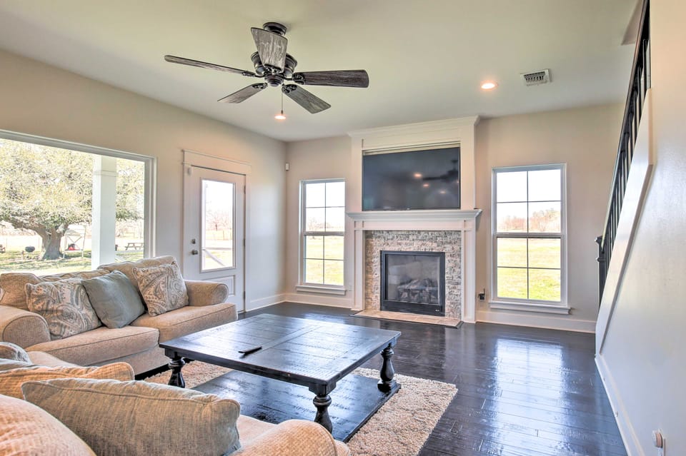 Spacious Texas Getaway w/ Fire Pit & Pond! House in Texas