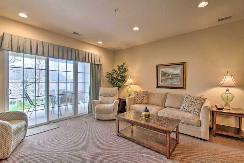 Cozy Holiday Getaway: Branson Condo 3 Mi to Dtwn! Apartment in Branson