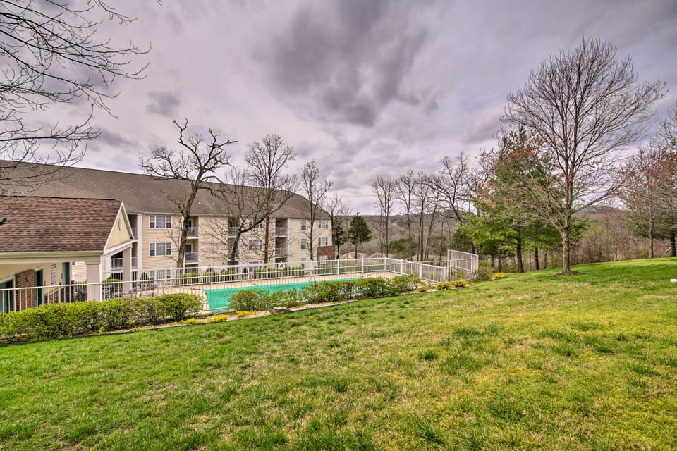 Cozy Holiday Getaway: Branson Condo 3 Mi to Dtwn! Apartment in Branson