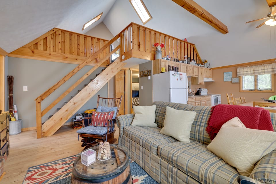 Walk to Beach: Pocono Lake Cabin w/ Pool Access! House in Coolbaugh Township
