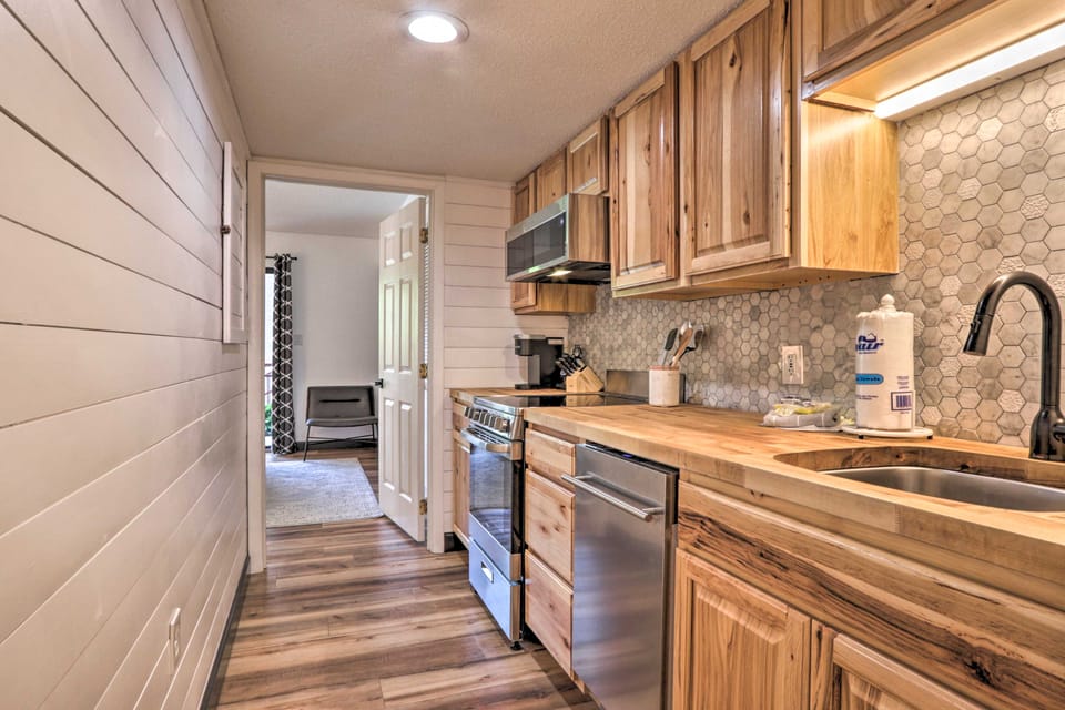 Walk Dtwn! Stylish Condo w/ King Bed, Pool & Patio Apartment in Gatlinburg