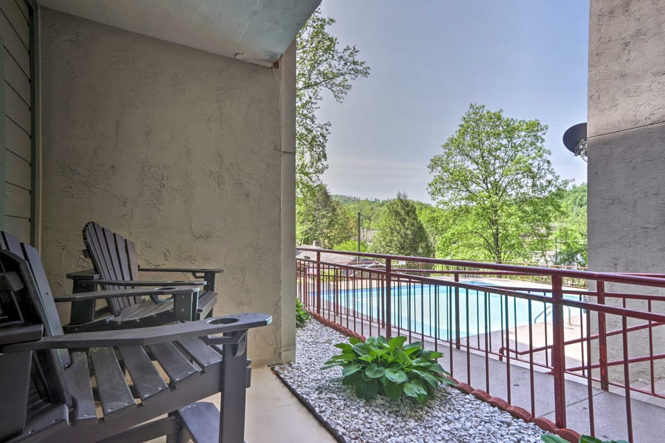 Walk Dtwn! Stylish Condo w/ King Bed, Pool & Patio Apartment in Gatlinburg