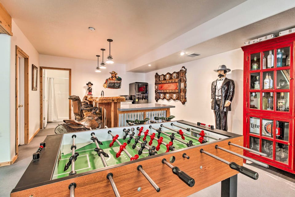 Family Game Room: Spacious Overgaard Cabin House in Heber-Overgaard