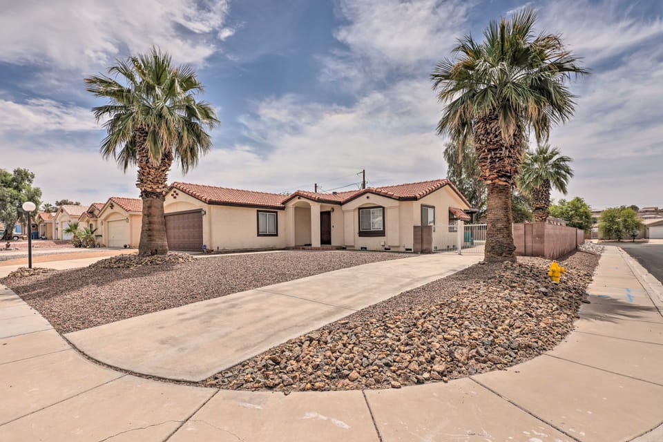 5 Mi to the River! Bullhead City Home w/ Pool House in Bullhead City