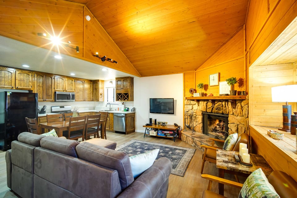 < 3 Mi to Lake: 'Goldilodge' Big Bear Lake Cabin House in Big Bear
