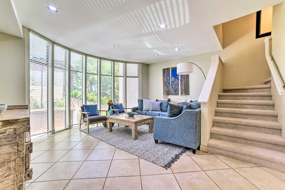 Bright & Airy Lahaina Condo - Walk to Beach! Apartment in Kapalua