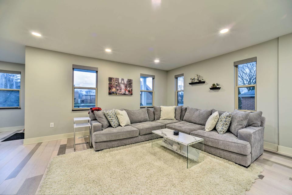 Walk to Main St! Sunny Clawson Home w/ Yard House in Clawson