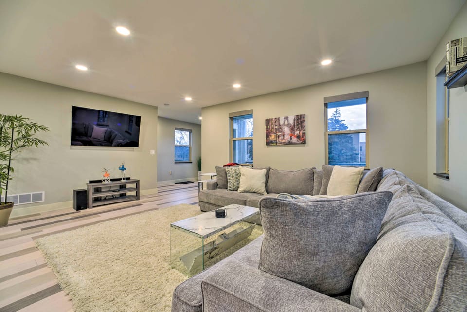 Walk to Main St! Sunny Clawson Home w/ Yard House in Clawson