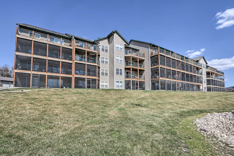 Boat Ramp, Dock & Slip: Step-Free Camdenton Condo! Apartment in Ozark Mountains