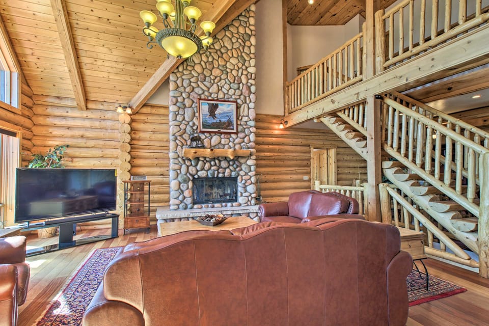 Hot Tub, Game Room & Theater: Luxe Show Low Home House in Arizona